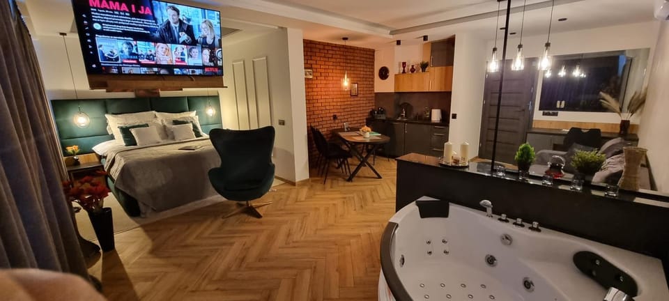 Hot Tub, TV and multimedia, Photo of the whole room, Seating area, hair dresser
