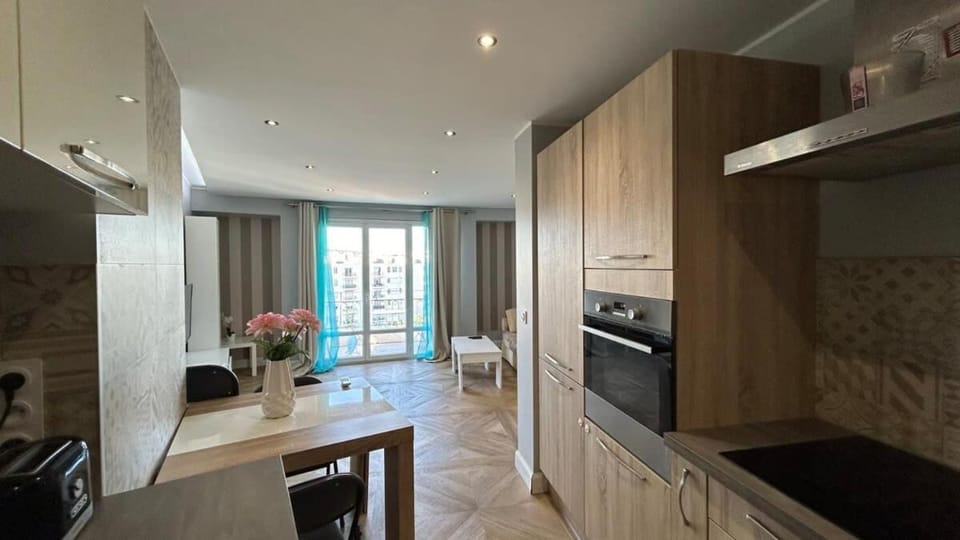 Kitchen or kitchenette, Dining area, dishwasher, oven, stove