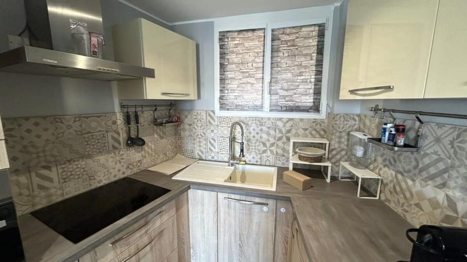 Kitchen or kitchenette, dishwasher, stove