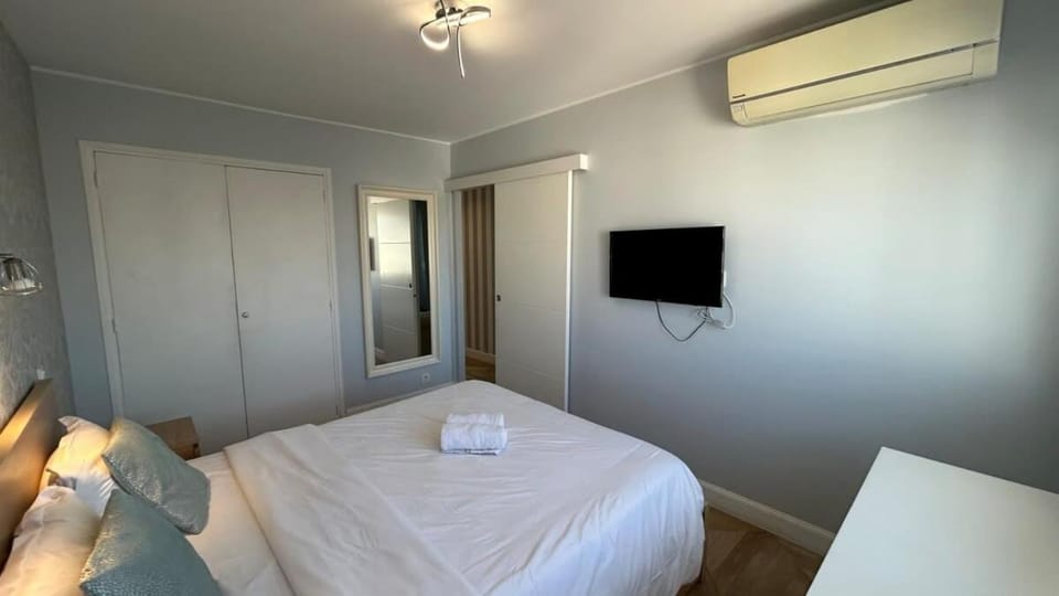 Bed, TV and multimedia, Photo of the whole room, Bedroom, towels, wardrobe, air conditioner