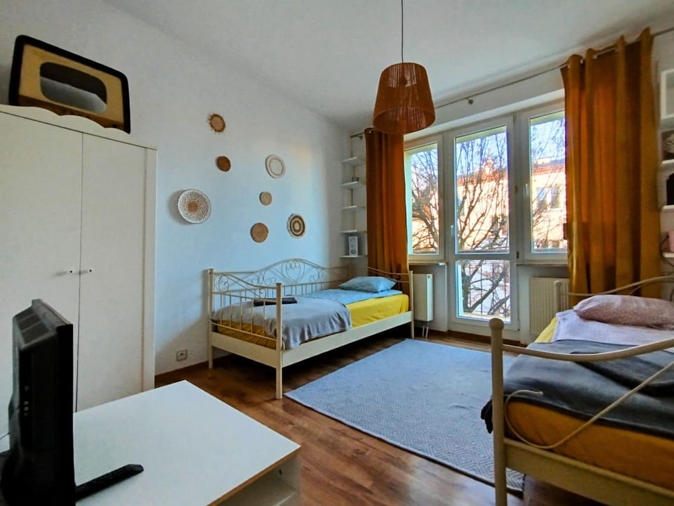 Bed, TV and multimedia, Living room, Photo of the whole room, Seating area, Bedroom