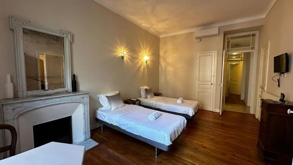 Bed, Photo of the whole room, Bedroom, air conditioner