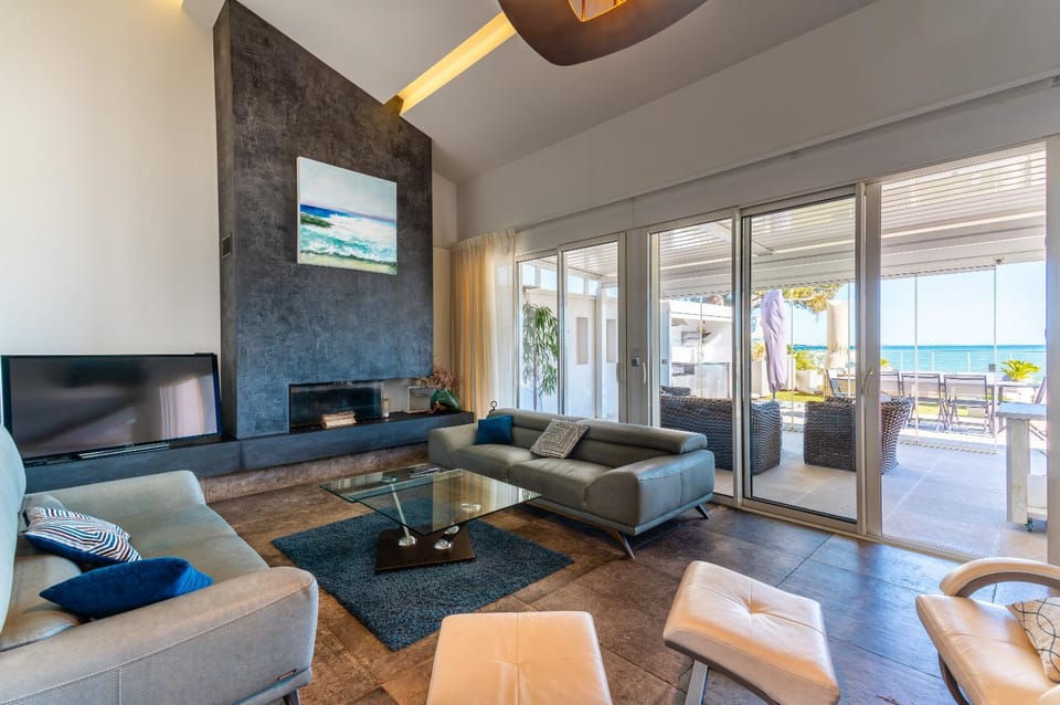 Communal lounge/ TV room, TV and multimedia, Living room, Sea view