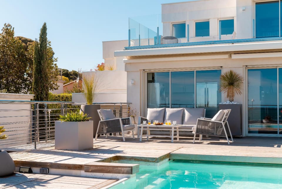 Property building, Patio, Day, Balcony/Terrace, Living room, Pool view, Swimming pool, sunbed