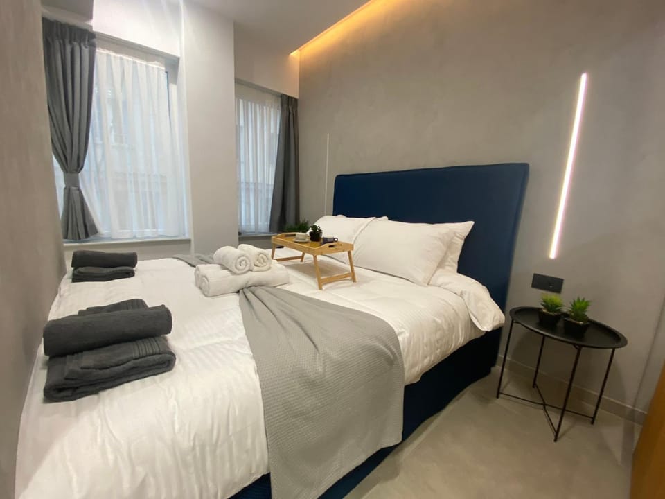 Bed, towels