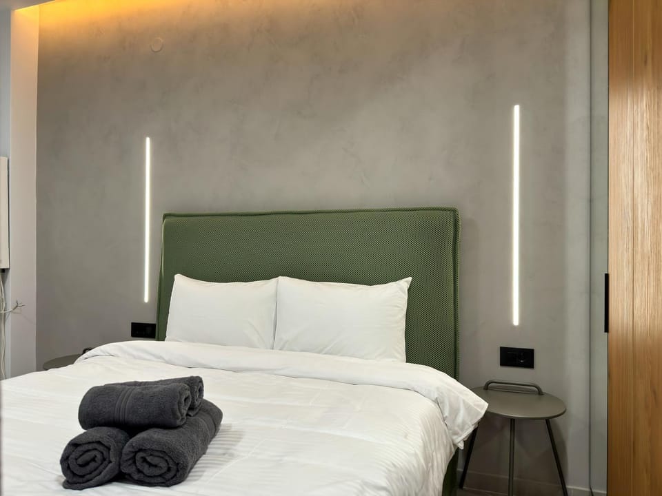 Bed, towels