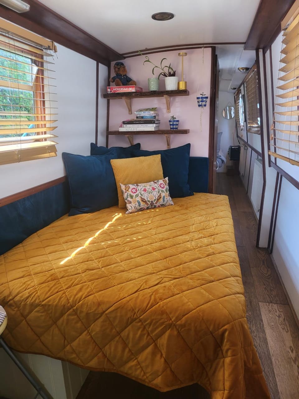 Lovely Canal Boat in Little Venice for Family & Friends Docked boat in City of Westminster