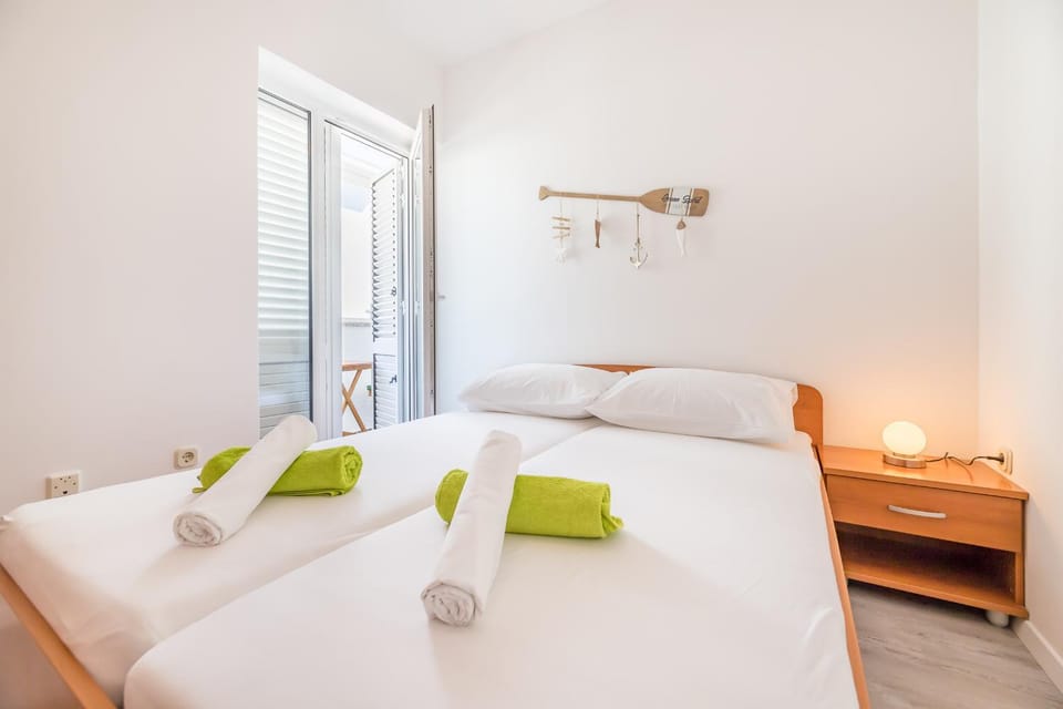 Bed, Bedroom, towels