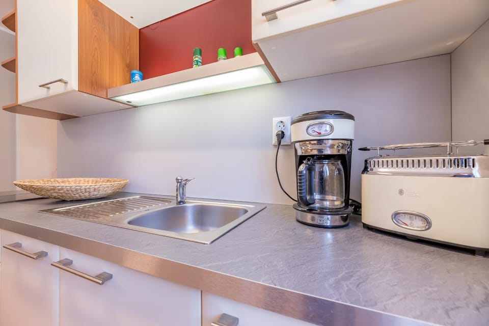 Coffee/tea facilities, Kitchen or kitchenette, stove, toaster