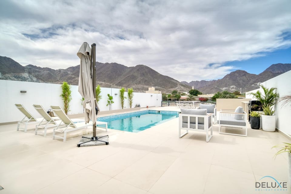 Nearby landmark, Natural landscape, Mountain view, Pool view, Swimming pool, sunbed