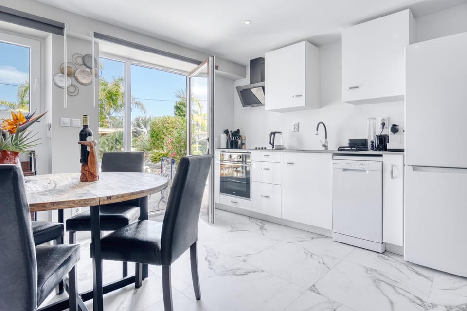 Property building, Kitchen or kitchenette, Living room