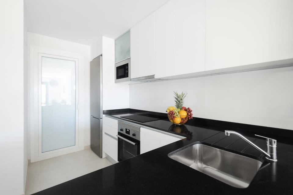 Kitchen or kitchenette, minibar, stove