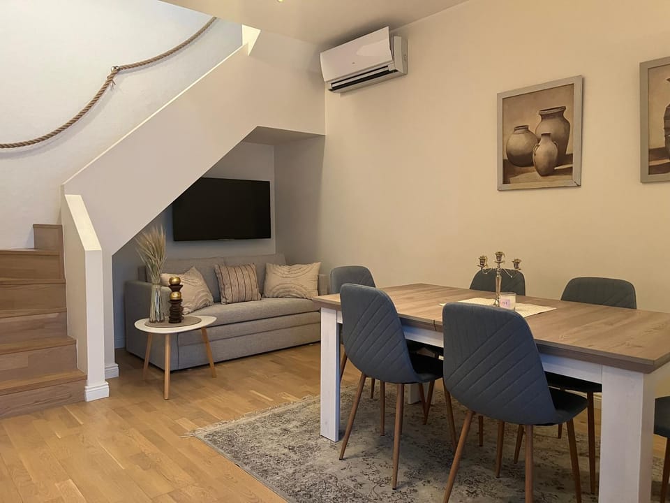 TV and multimedia, Living room, Seating area, Dining area, fireplace, air conditioner
