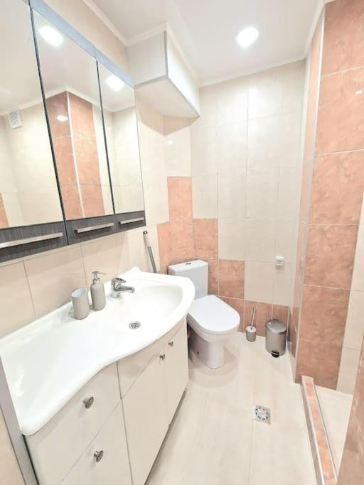 Shower, Toilet, Bathroom, towels