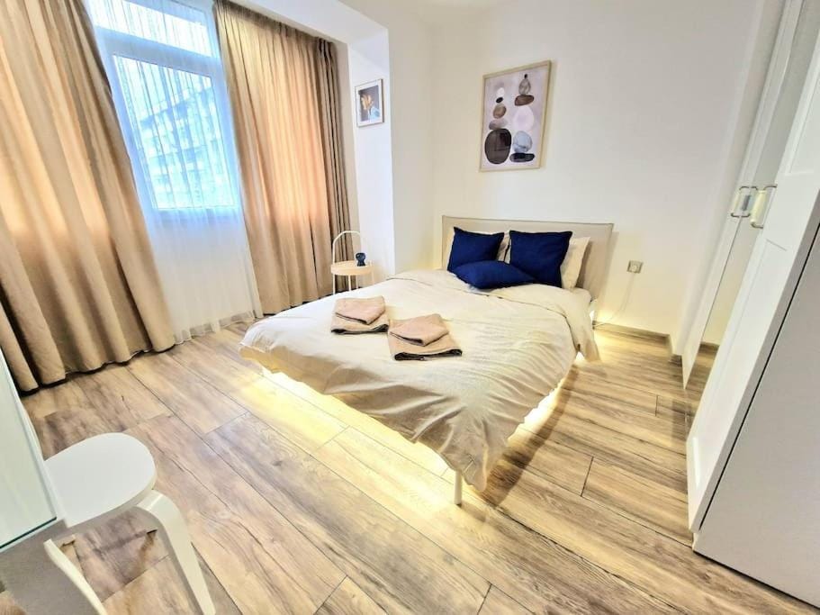 Bed, Bedroom, towels
