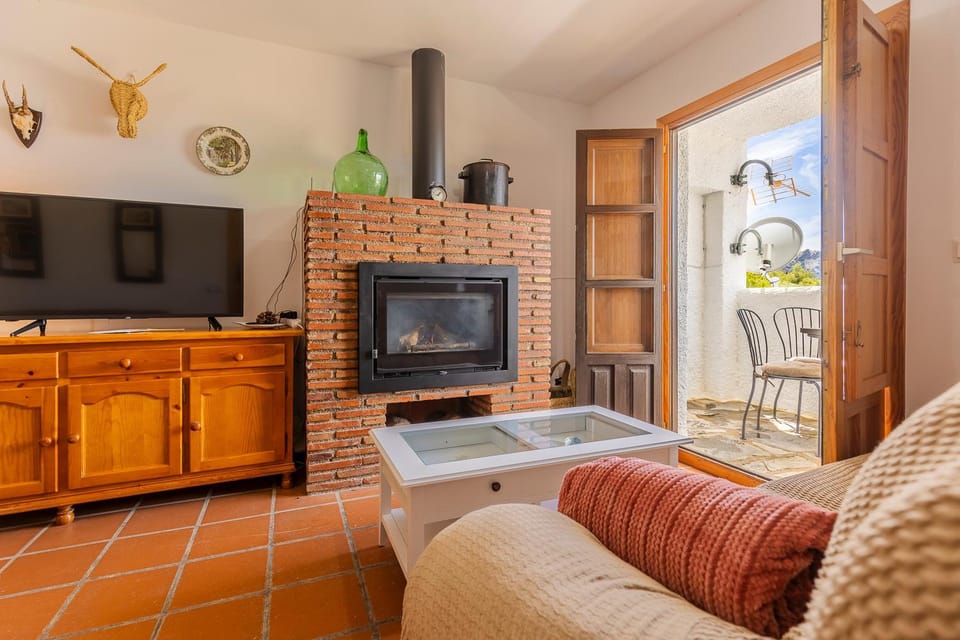 Communal lounge/ TV room, TV and multimedia, fireplace