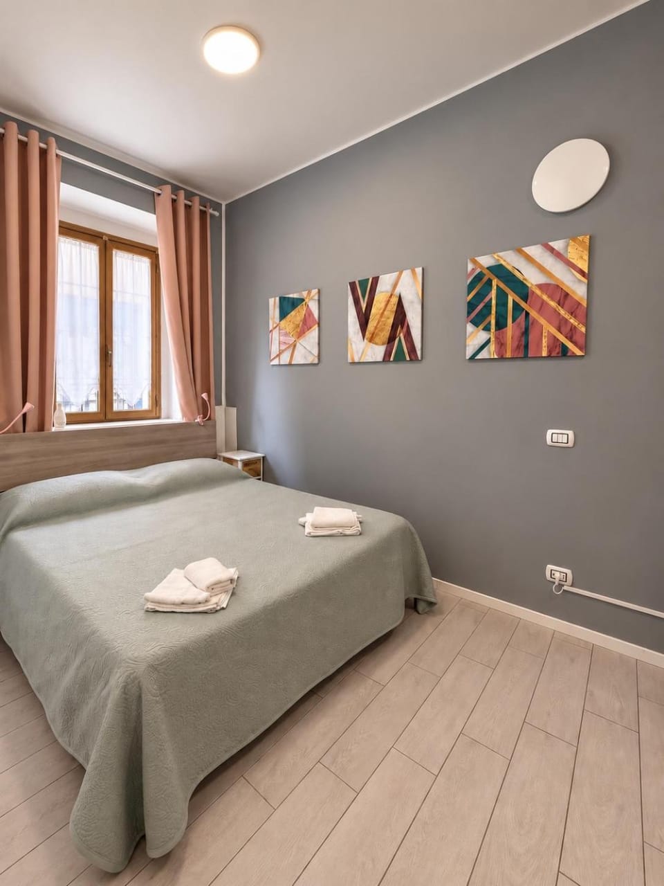 Bed, Photo of the whole room, Bedroom, towels