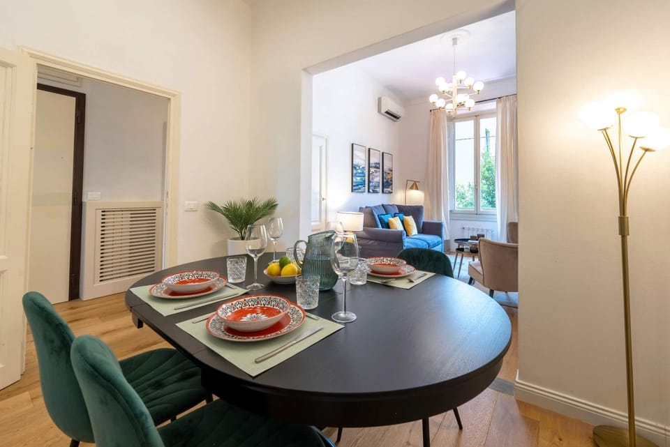 Living room, Food and drinks, Seating area, Dining area, Food