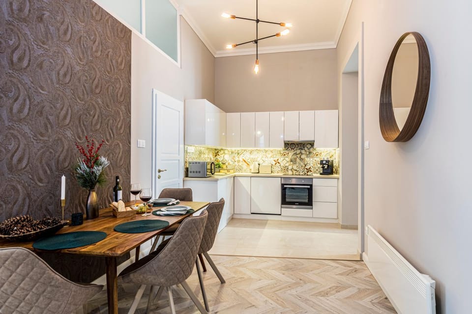 Kitchen or kitchenette, Dining area