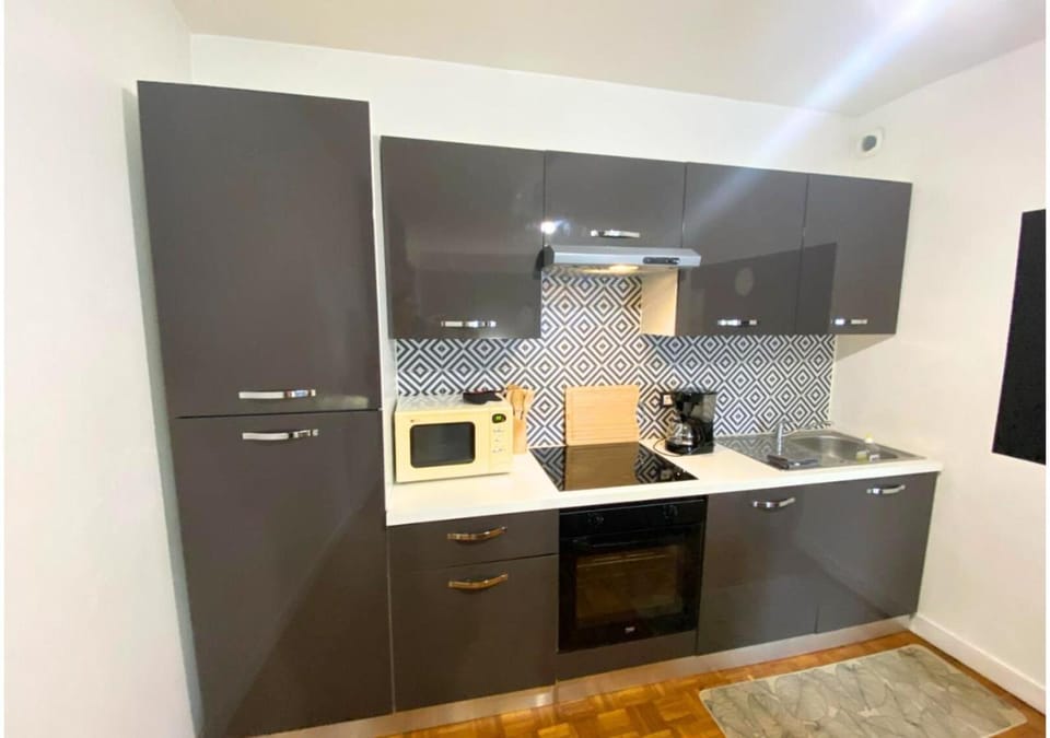 Kitchen or kitchenette, dishwasher, oven, pet friendly, stove, toaster