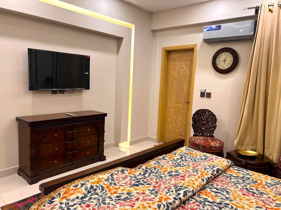 Bed, TV and multimedia, Bedroom, air conditioner
