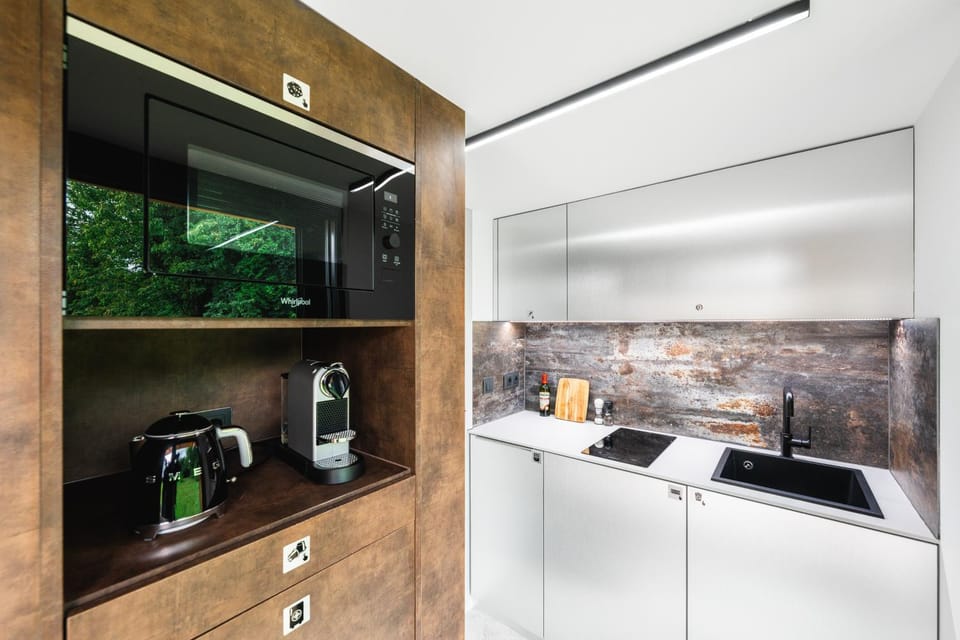 Coffee/tea facilities, Kitchen or kitchenette, microwave, stove