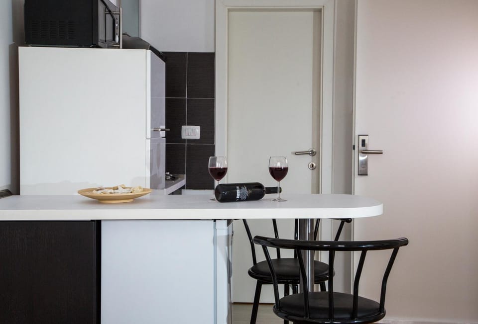 Kitchen or kitchenette, Food and drinks, Dining area, Drinks, minibar, oven, air conditioner, air conditioner