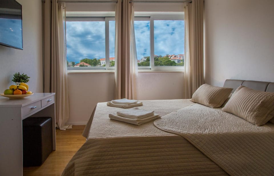 Bed, TV and multimedia, Photo of the whole room, Bedroom, towels