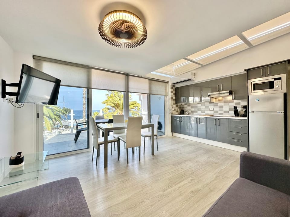 TV and multimedia, Living room, Dining area, Sea view, minibar, stove, kitchen, air conditioner