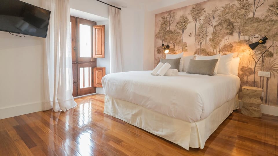 Bed, TV and multimedia, Photo of the whole room, Bedroom