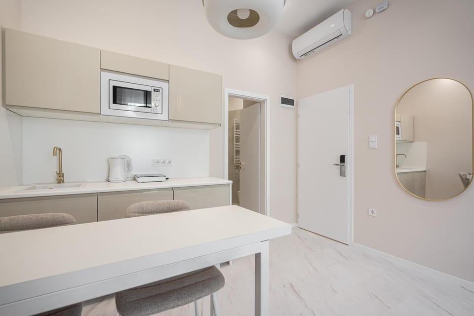 Coffee/tea facilities, Kitchen or kitchenette, Seating area, Dining area, air conditioner