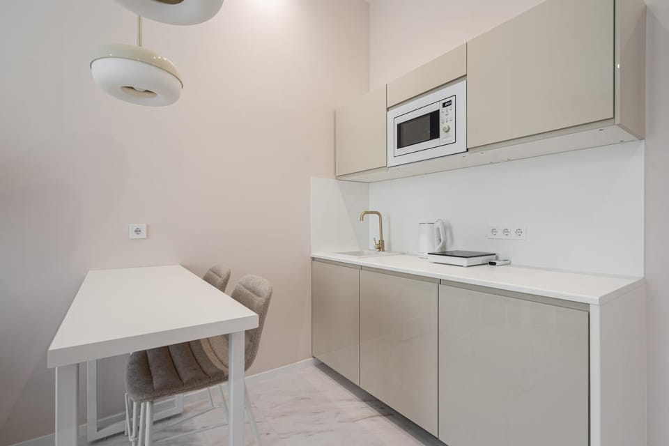 Kitchen or kitchenette, Dining area, minibar, stove