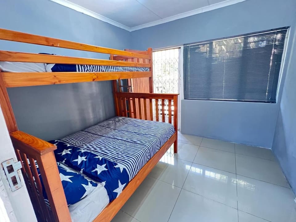 Bedroom, bunk bed