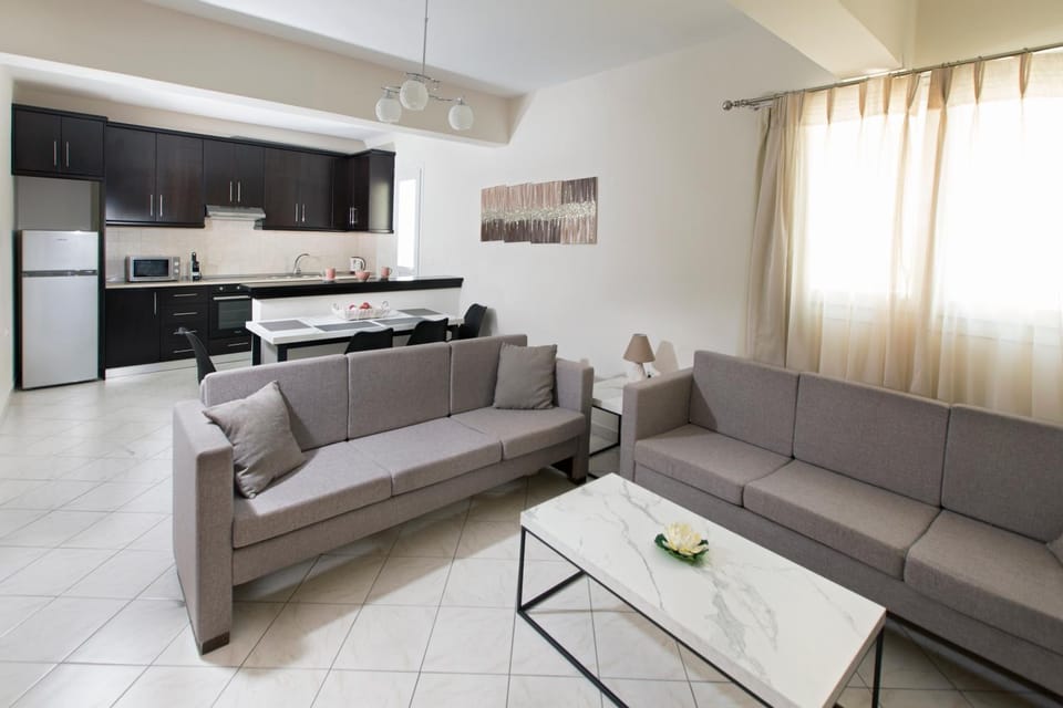 Kitchen or kitchenette, Seating area, Dining area