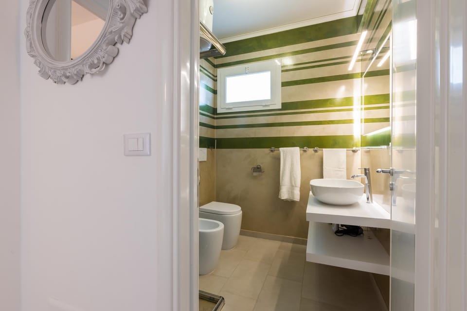 Shower, Toilet, Bathroom, bidet, towels