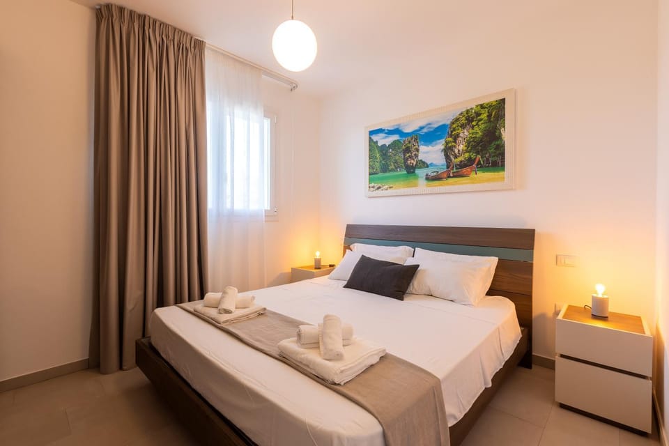Bed, Photo of the whole room, Bedroom, towels