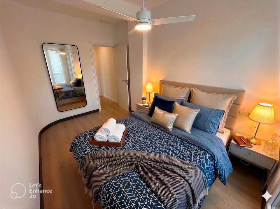 Bed, Photo of the whole room, Decorative detail, Bedroom, towels