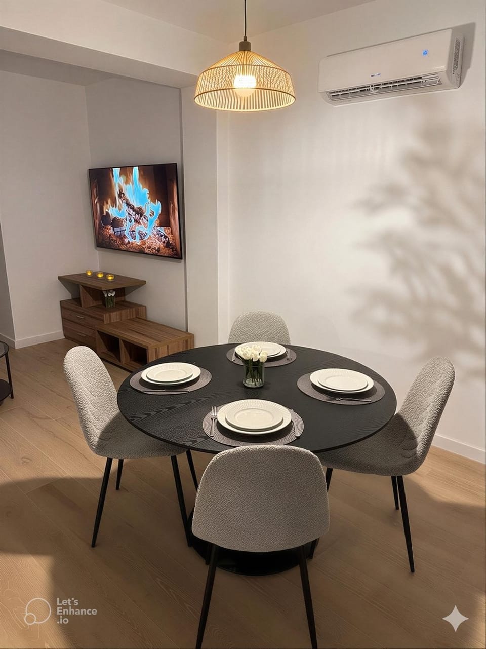 TV and multimedia, Seating area, Dining area, air conditioner