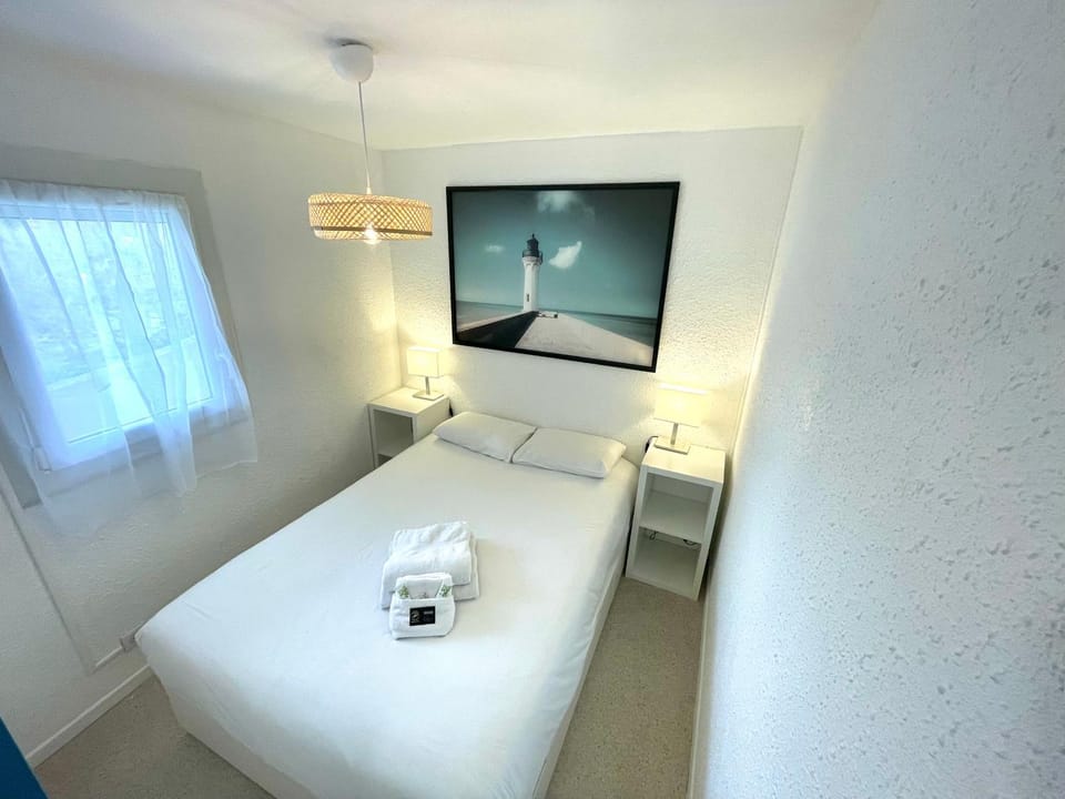 Bed, Bedroom, towels