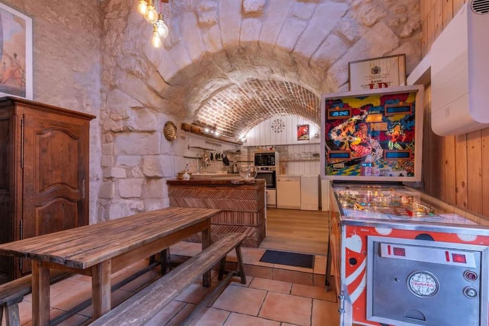 Maison Gaming - Flipper et Arcade - Semi-Troglodyte House in Centre-Val de Loire