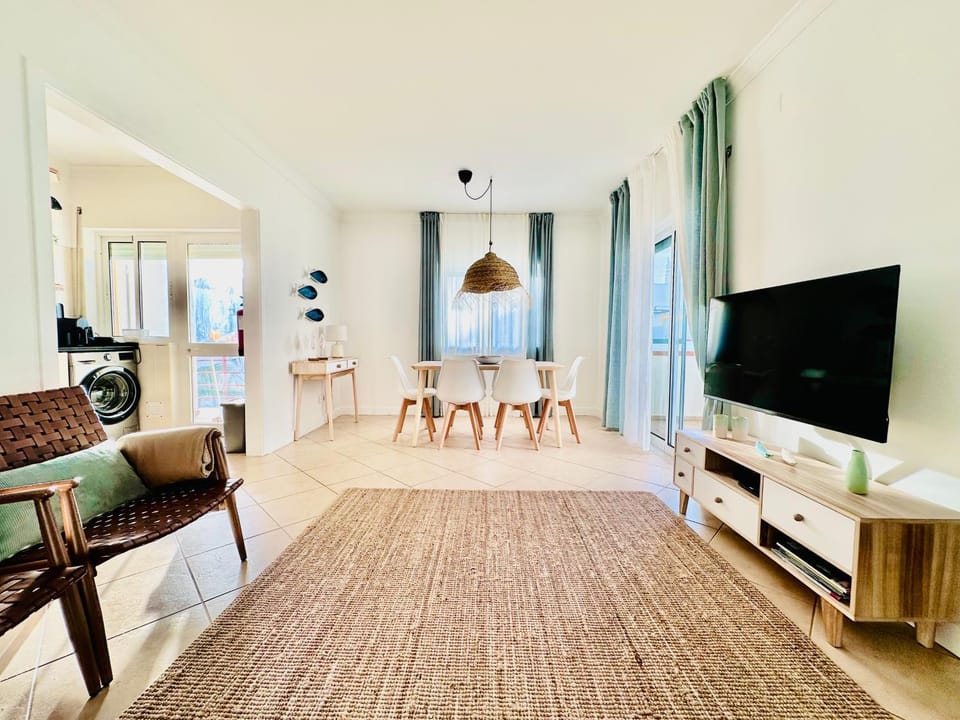 Communal lounge/ TV room, TV and multimedia, Living room, Dining area, Evening entertainment