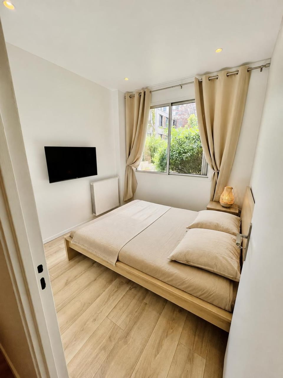 Bed, Photo of the whole room, Bedroom