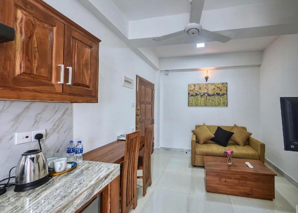Coffee/tea facilities, Living room, Seating area, Dining area, fireplace
