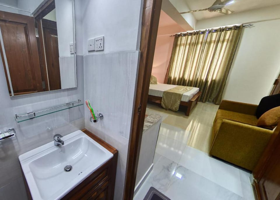 Bed, Bathroom, Living room, Photo of the whole room, Seating area, Bedroom, fireplace