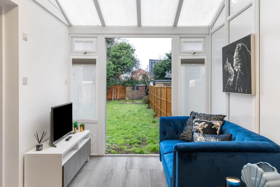 Patio, Communal lounge/ TV room, Day, Garden, TV and multimedia, Living room, Seating area, Evening entertainment, Garden view