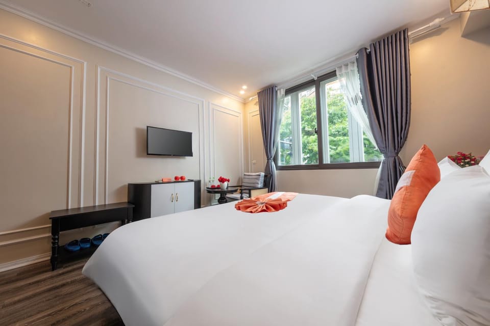 Bed, TV and multimedia, Photo of the whole room, Bedroom, oven