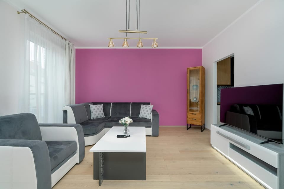 TV and multimedia, Living room, Seating area, Evening entertainment