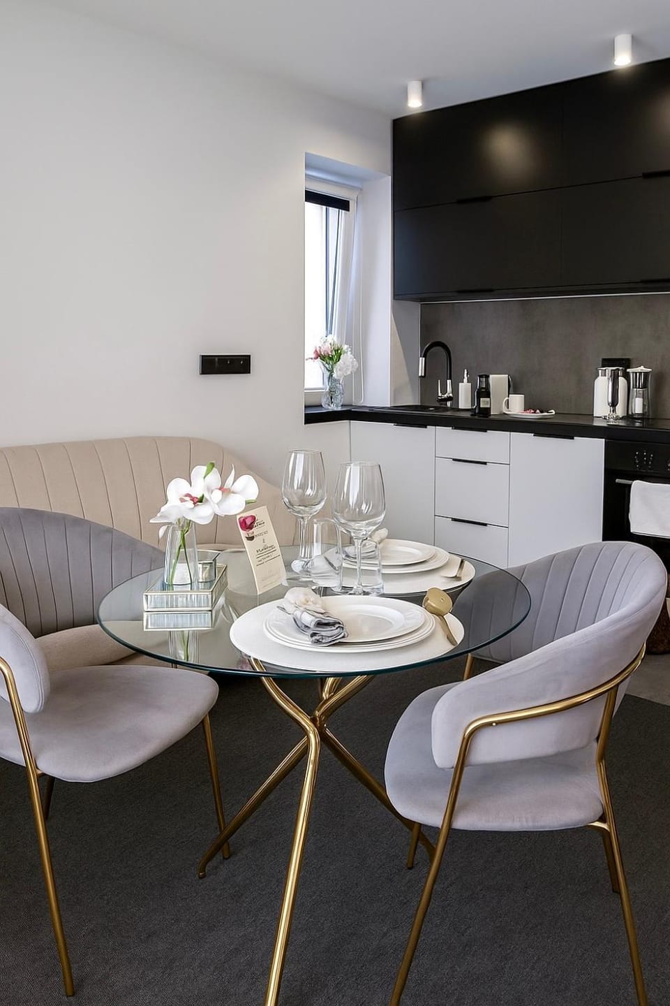 Coffee/tea facilities, Kitchen or kitchenette, Living room, Seating area, Dining area