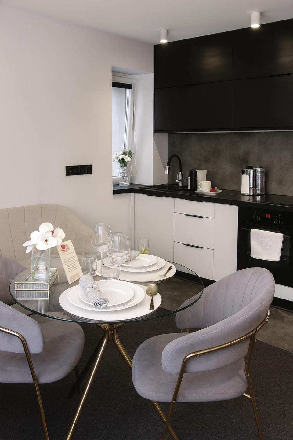 Coffee/tea facilities, Kitchen or kitchenette, Living room, Seating area, Dining area, minibar, pet friendly