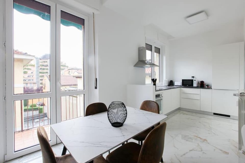 Kitchen or kitchenette, Dining area, stove